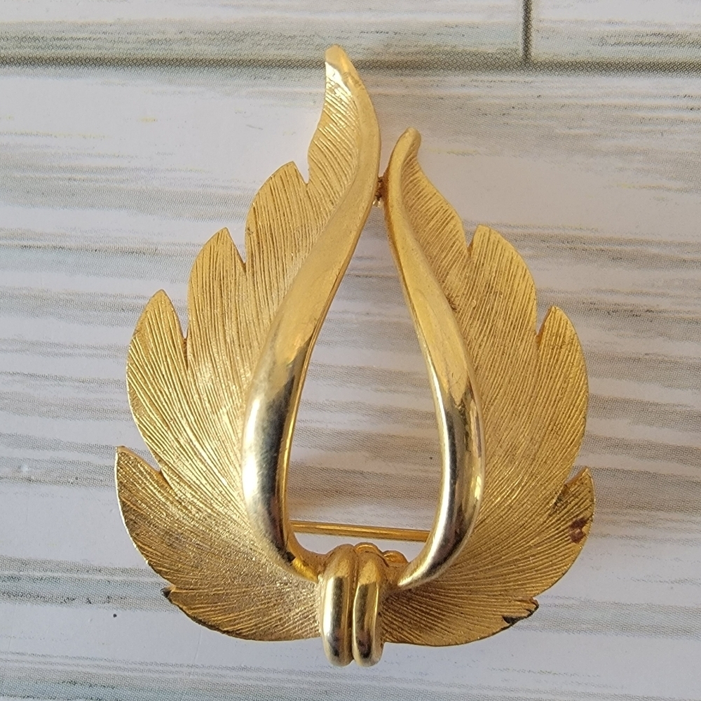 Vintage J.J. Jonette Gold Tone Feather Leaf Brooch Textured Statement Pin
